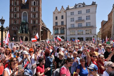 Krakow, Polonya - 4 Haziran 2023: Özgürlük yürüyüşü, demokrasiyi savunmak için yürüyüş, Krakow Varşova 'daki büyük yürüyüşü destekliyor.