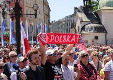 Krakow, Polonya - 4 Haziran 2023: Özgürlük yürüyüşü, demokrasiyi savunmak için yürüyüş, Krakow Varşova 'daki büyük yürüyüşü destekliyor.