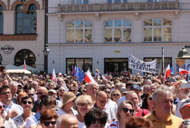 Krakow, Polonya - 4 Haziran 2023: Özgürlük yürüyüşü, demokrasiyi savunmak için yürüyüş, Krakow Varşova 'daki büyük yürüyüşü destekliyor.