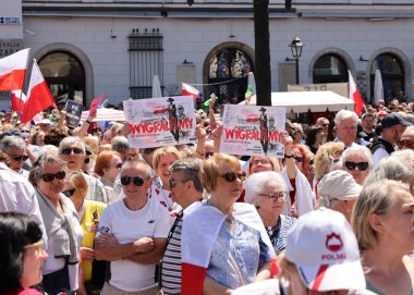 Krakow, Polonya - 4 Haziran 2023: Özgürlük yürüyüşü, demokrasiyi savunmak için yürüyüş, Krakow Varşova 'daki büyük yürüyüşü destekliyor.