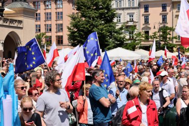 Krakow, Polonya - 4 Haziran 2023: Özgürlük yürüyüşü, demokrasiyi savunmak için yürüyüş, Krakow Varşova 'daki büyük yürüyüşü destekliyor.