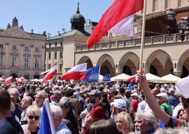 Krakow, Polonya - 4 Haziran 2023: Özgürlük yürüyüşü, demokrasiyi savunmak için yürüyüş, Krakow Varşova 'daki büyük yürüyüşü destekliyor.