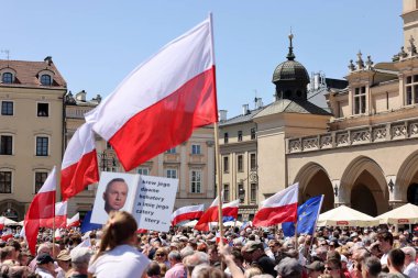 Krakow, Polonya - 4 Haziran 2023: Özgürlük yürüyüşü, demokrasiyi savunmak için yürüyüş, Krakow Varşova 'daki büyük yürüyüşü destekliyor.