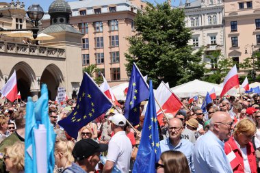 Krakow, Polonya - 4 Haziran 2023: Özgürlük yürüyüşü, demokrasiyi savunmak için yürüyüş, Krakow Varşova 'daki büyük yürüyüşü destekliyor.