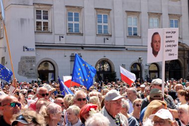 Krakow, Polonya - 4 Haziran 2023: Özgürlük yürüyüşü, demokrasiyi savunmak için yürüyüş, Krakow Varşova 'daki büyük yürüyüşü destekliyor.