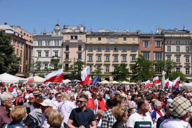 Krakow, Polonya - 4 Haziran 2023: Özgürlük yürüyüşü, demokrasiyi savunmak için yürüyüş, Krakow Varşova 'daki büyük yürüyüşü destekliyor.