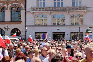 Krakow, Polonya - 4 Haziran 2023: Özgürlük yürüyüşü, demokrasiyi savunmak için yürüyüş, Krakow Varşova 'daki büyük yürüyüşü destekliyor.