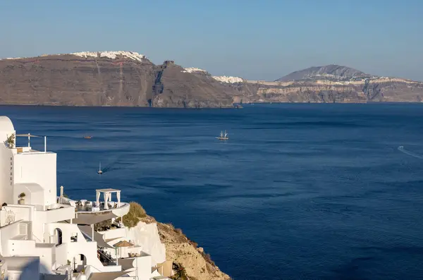Yunanistan 'ın Santorini adasındaki Oia köyünden Santorini kaldera kayalıklarının panoramik manzarası 