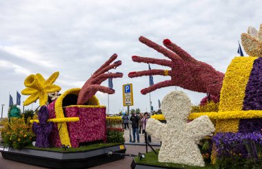 Noordwijk, Hollanda - 22 Nisan 2023: Bloemencorso Bollenstreek 'te Noordwijk' ten Hollanda 'daki Haarlem' e her yıl düzenlenen Bahar Çiçeği Geçidi 'nde muhteşem çiçekler kaplandı. 