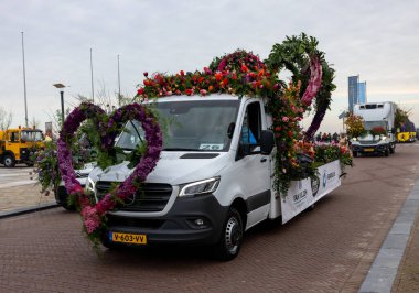 Noordwijk, Hollanda - 22 Nisan 2023: Bloemencorso Bollenstreek 'te Noordwijk' ten Hollanda 'daki Haarlem' e yıllık bahar çiçek geçit töreninde yer alan çiçeklerle süslenmiş arabalar. 