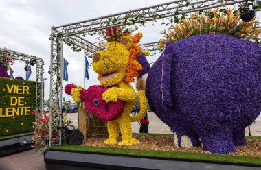 Noordwijk, Hollanda - 22 Nisan 2023: Bloemencorso Bollenstreek 'te Noordwijk' ten Hollanda 'daki Haarlem' e her yıl düzenlenen Bahar Çiçeği Geçidi 'nde muhteşem çiçekler kaplandı. 