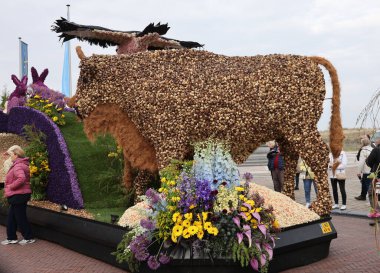 Noordwijk, Hollanda - 22 Nisan 2023: Bloemencorso Bollenstreek 'te Noordwijk' ten Hollanda 'daki Haarlem' e her yıl düzenlenen Bahar Çiçeği Geçidi 'nde muhteşem çiçekler kaplandı. 