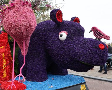 Noordwijk, Hollanda - 22 Nisan 2023: Bloemencorso Bollenstreek 'te Noordwijk' ten Hollanda 'daki Haarlem' e her yıl düzenlenen Bahar Çiçeği Geçidi 'nde muhteşem çiçekler kaplandı. 