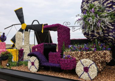 Noordwijk, Hollanda - 22 Nisan 2023: Bloemencorso Bollenstreek 'te Noordwijk' ten Hollanda 'daki Haarlem' e her yıl düzenlenen Bahar Çiçeği Geçidi 'nde muhteşem çiçekler kaplandı. 