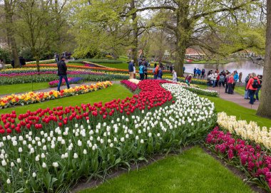 Keukenhof, Lisse Hollanda - 18 Nisan 2023: Hollanda, Lisse 'deki Keukenhof Garden' ı ziyaret edenler.