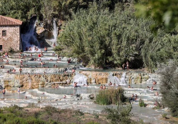 意大利土星 2022年9月13日 人们正在意大利托斯卡纳的萨尼亚疗养院温泉中洗澡 图库图片