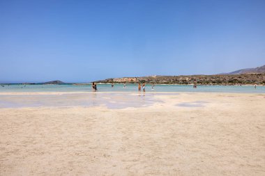 Elafonisi, Girit, Yunanistan - 19 Eylül 2021: Girit, Akdeniz 'deki Elafonisi' nin ünlü pembe mercan plajında dinlenen insanlar 