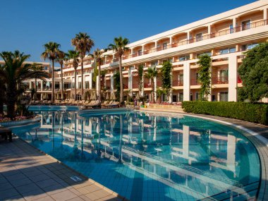Rethymnon, Girit, Yunanistan - 15 Haziran 2022: Girit, Yunanistan 'daki Rethymnon otelinde yüzme havuzu