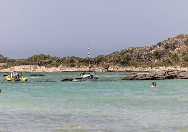 希腊克里特岛Elafonisi 2021年9月19日 人们在希腊克里特岛著名的粉红珊瑚海滩上放松一下 — 图库照片