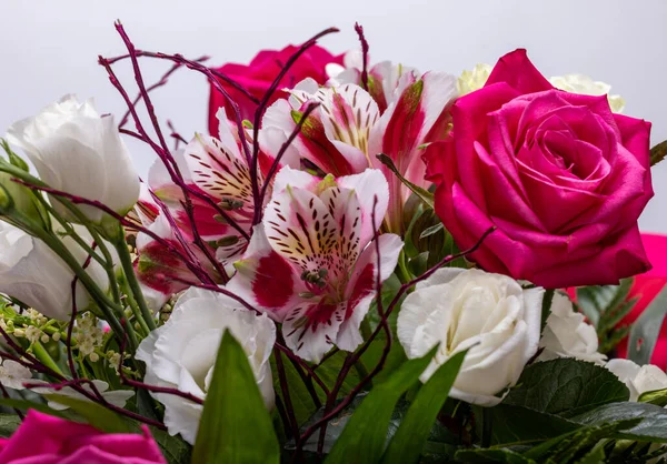 Красивый Цветочный Букет Роз Фрезий — стоковое фото