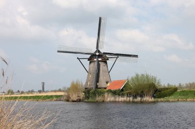 Hollanda 'daki Kinderdijk' teki 19 rüzgar değirmeninden biri. 1740 yılında inşa edilen, Hollanda 'daki en büyük yel değirmeni yoğunluğu, UNESCO' nun dünya mirası alanı.. 