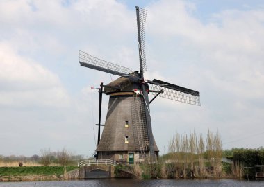 Hollanda 'daki Kinderdijk' teki 19 rüzgar değirmeninden biri. 1740 yılında inşa edilen, Hollanda 'daki en büyük yel değirmeni yoğunluğu, UNESCO' nun dünya mirası alanı.. 