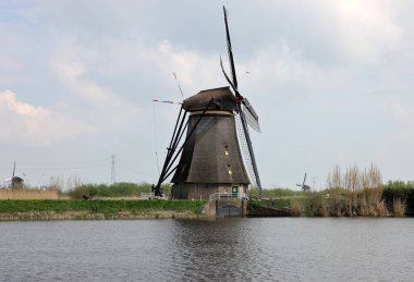 Hollanda 'daki Kinderdijk' teki 19 rüzgar değirmeninden biri. 1740 yılında inşa edilen, Hollanda 'daki en büyük yel değirmeni yoğunluğu, UNESCO' nun dünya mirası alanı.. 