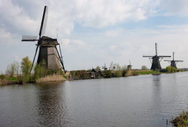 Hollanda, Kinderdijk 'teki yel değirmenleri, UNESCO' nun dünya mirası. 1740 Sisteminde inşa edilen yel değirmenleri, sel baskınlarını önlemek için daha büyük bir su yönetim sisteminin parçasıdır..