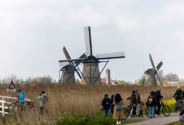 Kinderdijk, Hollanda - 17 Nisan 2023: 19 Kinderdijk 'te inşa edilen yel değirmenleri, seli önlemek için daha büyük bir su yönetim sisteminin parçasıdır. Bir UNESCO dünya mirası sahası.