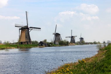 Hollanda, Kinderdijk 'teki yel değirmenleri, UNESCO' nun dünya mirası. 1740 Sisteminde inşa edilen yel değirmenleri, sel baskınlarını önlemek için daha büyük bir su yönetim sisteminin parçasıdır..