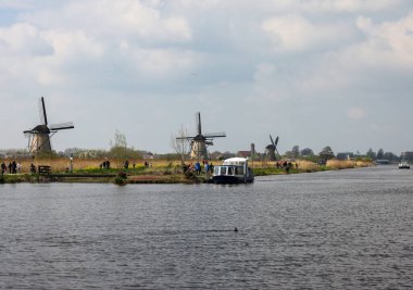 Kinderdijk, Hollanda - 17 Nisan 2023: 19 Kinderdijk 'te inşa edilen yel değirmenleri, seli önlemek için daha büyük bir su yönetim sisteminin parçasıdır. Bir UNESCO dünya mirası sahası.