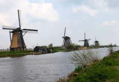 Hollanda, Kinderdijk 'teki yel değirmenleri, UNESCO' nun dünya mirası. 1740 Sisteminde inşa edilen yel değirmenleri, sel baskınlarını önlemek için daha büyük bir su yönetim sisteminin parçasıdır..