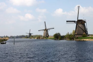 Hollanda, Kinderdijk 'teki yel değirmenleri, UNESCO' nun dünya mirası. 1740 Sisteminde inşa edilen yel değirmenleri, sel baskınlarını önlemek için daha büyük bir su yönetim sisteminin parçasıdır..