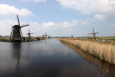 Hollanda, Kinderdijk 'teki yel değirmenleri, UNESCO' nun dünya mirası. 1740 Sisteminde inşa edilen yel değirmenleri, sel baskınlarını önlemek için daha büyük bir su yönetim sisteminin parçasıdır..