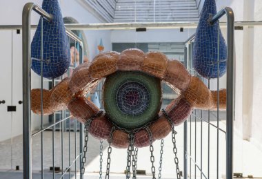 Venedik, İtalya - 6 Eylül 2022 Venedik Sanat Bienali. Düş Sonrası: Macar pavyonunda sanatçı Zsofia Keresztes 'in Demage' ine Karşı Gelme Cesareti