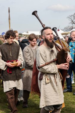 Krakow, Polonya - 11 Nisan 2023: Rekawka 'nın tanımlanamayan katılımcıları - Polonya geleneği, Paskalya' dan sonra Salı günü Krakow 'da kutlandı. Günümüzde festivalin tarihi yeniden yapılanma karakterine sahip.