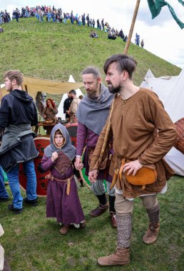 Krakow, Polonya - 11 Nisan 2023: Rekawka 'nın tanımlanamayan katılımcıları - Polonya geleneği, Paskalya' dan sonra Salı günü Krakow 'da kutlandı. Günümüzde festivalin tarihi yeniden yapılanma karakterine sahip.