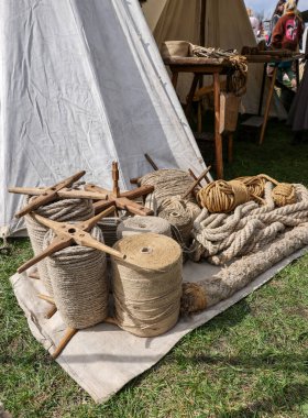 Doğal malzemelerden geleneksel yollarla yapılmış halat bobinleri.