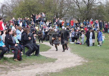 Krakow, Polonya - 11 Nisan 2023: Rekawka 'nın tanımlanamayan katılımcıları - Polonya geleneği, Paskalya' dan sonra Salı günü Krakow 'da kutlandı. Günümüzde festivalin tarihi yeniden yapılanma karakterine sahip.