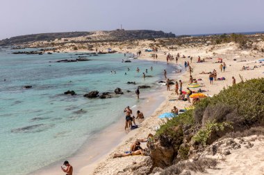 Elafonisi, Girit, Yunanistan - 19 Eylül 2021: Girit, Akdeniz 'deki Elafonisi' nin ünlü pembe mercan plajında dinlenen insanlar 