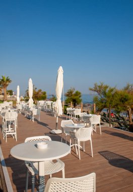 Rethymnon, Girit, Yunanistan - 15 Haziran 2022: Yunanistan 'ın Rethymnon Girit kentinde güneşli bir günde Waterside cafe