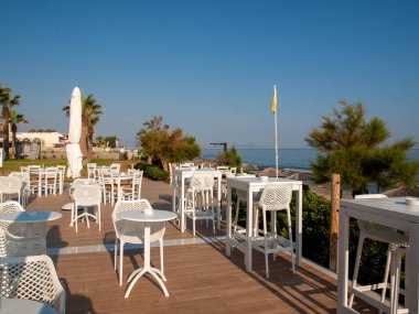 Rethymnon, Girit, Yunanistan - 15 Haziran 2022: Yunanistan 'ın Rethymnon Girit kentinde güneşli bir günde Waterside cafe