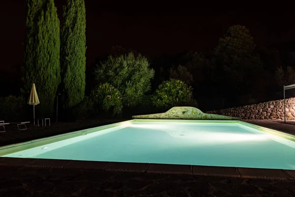 Illuminated Swimming Pool Montemassi Hillside Surrounded Cypresses Oleanders Province Grosseto — Stockfoto