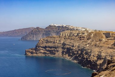Yunanistan 'ın Santorini Adası' ndaki görkemli volkanik kayalıkların muhteşem manzarası.