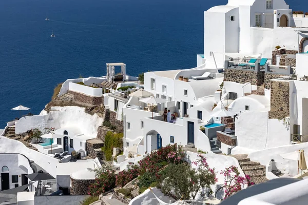 Oia Santorini Grécia Julho 2021 Casas Caiadas Branco Com Terraços — Fotografia de Stock