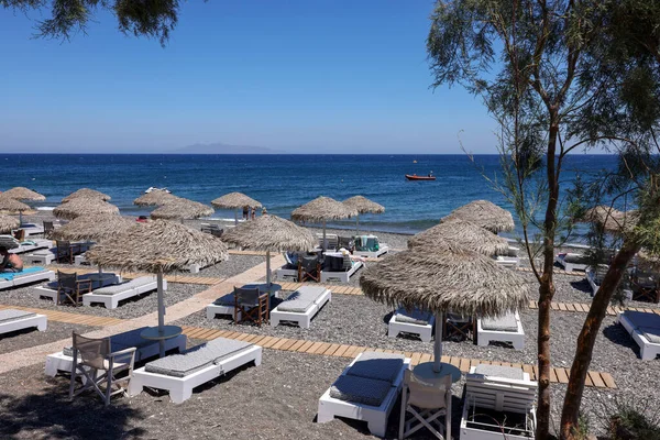 Kamari Santorini Grecia Giugno 2021 Sdraio Sulla Spiaggia Vulcanica Nera — Foto Stock