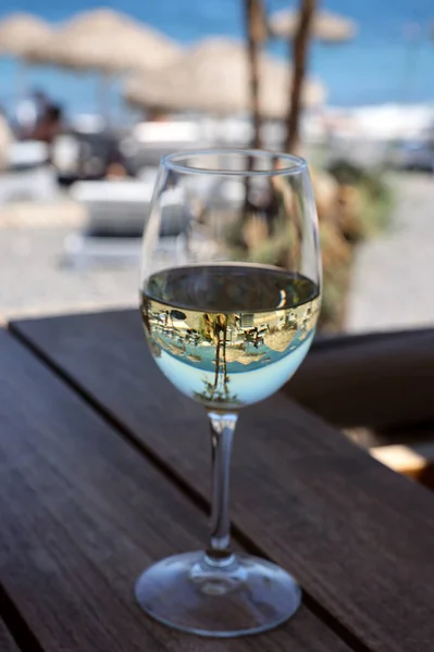 Szklanka Białego Wina Restauracji Przy Plaży Kamari Santorini Grecja — Zdjęcie stockowe