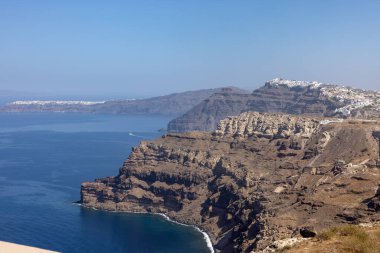 Yunanistan 'ın Santorini Adası' ndaki görkemli volkanik kayalıkların muhteşem manzarası.