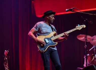 Cracow, Polonya - 17 Temmuz 2023: Marcus Miller Avrupa Turu 2023 Krakow 'da düzenlenen 28. Yaz Caz Festivali' nde Kongre Merkezi ICE Cracow 'da sahnelendi. 
