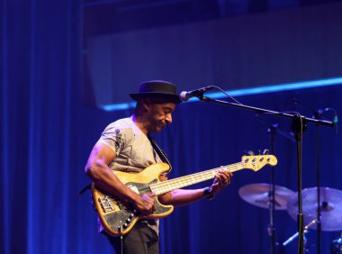 Cracow, Polonya - 17 Temmuz 2023: Marcus Miller Avrupa Turu 2023 Krakow 'da düzenlenen 28. Yaz Caz Festivali' nde Kongre Merkezi ICE Cracow 'da sahnelendi. 